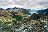 Parco Jotunheimen, Norvegia. I Lagtunga sulla Memurutal in basso e il lago Gjende sullo sfondo. 